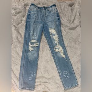 HOLLISTER RIPPED MOM JEANS WITH SMILE DETAILS